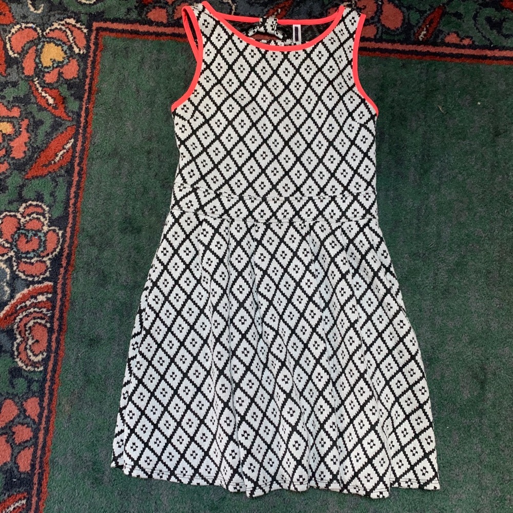 Black and white patterned dress